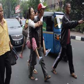 Terjebak Macet Akibat Demo, Pasien RSCM Digendong 1 KM