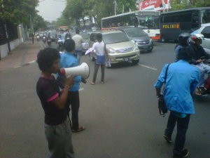 Puluhan Mahasiswa Bagikan Selebaran, Jl Diponegoro Tersendat