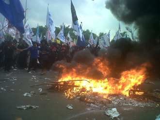 Permadi Datangi Pendemo Pro BPJS Depan Gerbang DPR