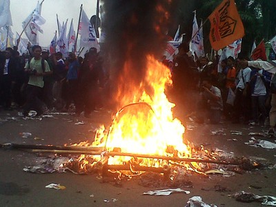 Pendemo Pro BPJS Bakar Keranda Mayat di DPR