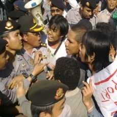 Demo Kritisi SBY-Boediono di Surabaya Bentrok, Dua Mahasiswa Terluka
