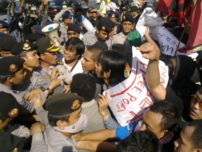 Polisi-Demonstran Saling Dorong di Gedung Grahadi