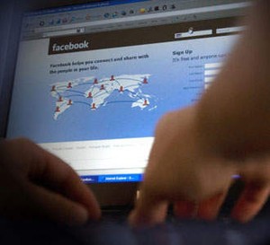 Bikin Profil Palsu Facebook Mantan Pacar, Wanita Diadili