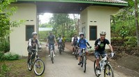 Kami baru diturunkan dari mobil, menuju start point. Kami baru diturunkan dari mobil, menuju start point.