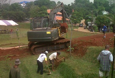 500 Marinir Bongkar Tanggul Penyebab Banjir di Pondok Labu