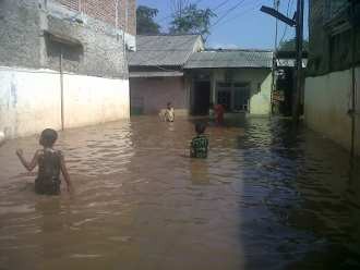 Warga Pondok Labu Bingung Buang Air Banjir