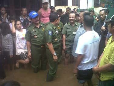 Tinjau Banjir di Pondok Labu, Foke Diajak Foto-foto Warga
