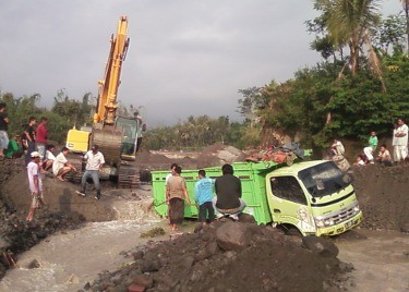 Puncak Merapi Hujan, Truk Penambang Terjebak Banjir Lahar Dingin