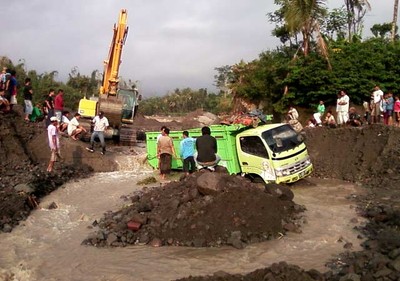 Truk Penambang Terjebak Lahar Dingin Merapi