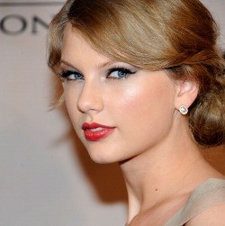 Foto Topless Mirip Taylor Swift Beredar