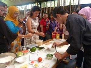 Trik Menggulung Sushi dan Memijat Udang