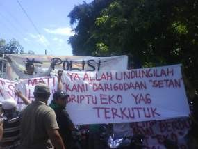 Aksi Blokir Jalan Warga Desa Sepande Dibubarkan Paksa