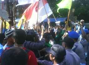 Ribuan Warga Sepande Geruduk Polres Sidoarjo
