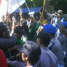 Ribuan Warga Sepande Geruduk Polres Sidoarjo