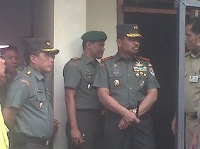 Pangdam Jaya Sambangi Korban Banjir di Pondok Labu