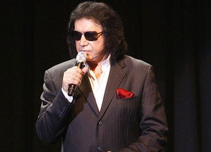 Pemain Bass Kiss Adalah Seorang Pecandu Seks