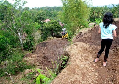 Hujan Deras, Tebing Setinggi 10 Meter Longsor