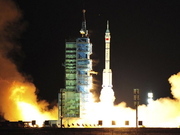 China Luncurkan Shenzhou 8