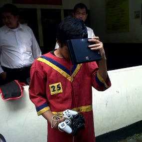 Pemuda Gagal Curi Playstation Gara-gara Ketiduran