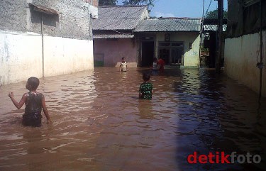 Ketinggian Air di Pondok Labu Masih 50-60 Cm