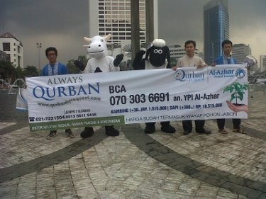 Sapi & Kambing Berkeliaran di Bundaran HI Ajak Berkurban