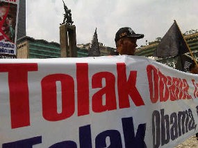 Massa HTI Gelar Aksi di Bundaran HI Tolak Kedatangan Obama 