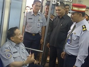 Turun di Stasiun Parung Panjang, Menhub Disalami Penumpang KRL