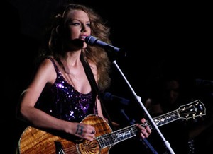 Taylor Swift Ancam Tuntut Penyebar Foto Topless Mirip Dirinya