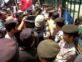 Tersinggung Ucapan Gubernur Jateng, Buruh Aksi Bawa Ember