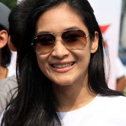 Happy Salma Baca Mantra, Suami Ketakutan