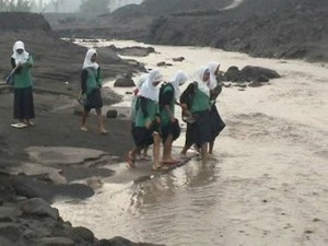 5 Jembatan Hanyut Diterjang Lahar Dingin, Warga Magelang Kesulitan Menyeberang 