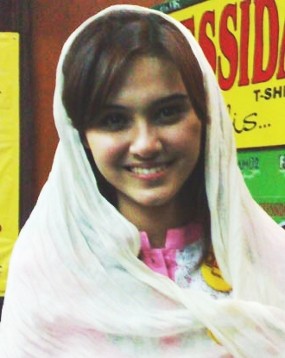 Zee Zee Shahab Dinikahi Prabu Revolusi 26 November 2011