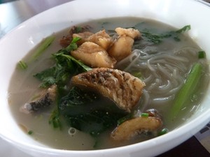 Hmm... Nikmatnya Sarapan Bihun Kuah Ikan Goreng!