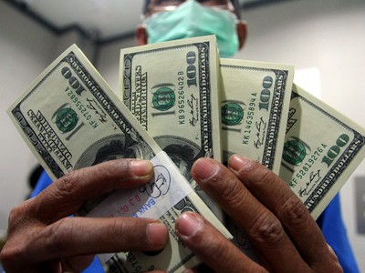 Dolar Naik, Harga Emas Melonjak