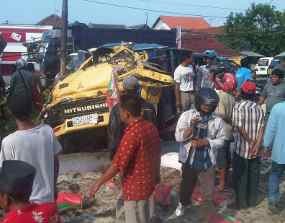 Truk Vs KA, Satu Orang Tewas, Dua Luka Berat