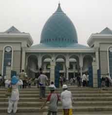 Gerimis di Surabaya Tak Menyurutkan Umat Islam Salat Id
