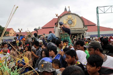 Warga Tertib Berbagi Gunungan Gerebeg Besar Kraton Yogya