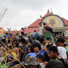 Warga Tertib Berbagi Gunungan Gerebeg Besar Kraton Yogya