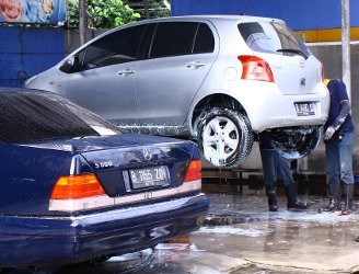 Amankah Mesin Mobil Sering Dicuci?
