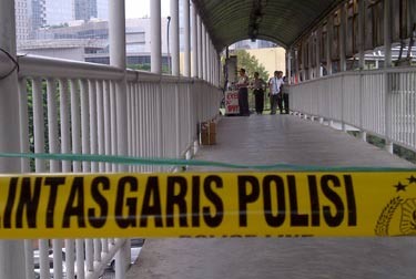 Tim Gegana Cek Kardus Mencurigakan di Halte Semanggi