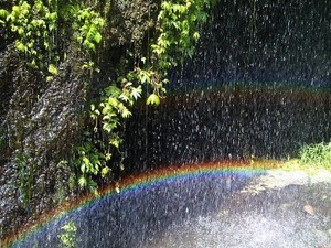 Menyentuh Warna di Goa Pelangi