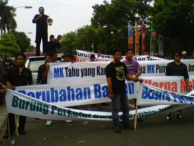 Aksi Pendukung Atut Vs Wahidin di Depan MK