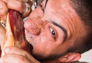 Makan Daging Mentah Bikin Galak? Itu Cuma Mitos