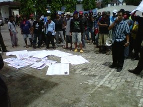 Mantan Bupati Sragen Diadili, Massa Pro & Anti Adu Mulut