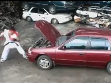 Bak Street Fighter, Seorang Pria Hancurkan Mobil