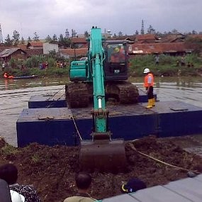 Naik Bachoe, Djoko Kirmanto dan Heryawan Keruk Sungai Citarum