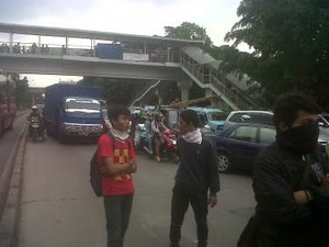  Duh! Mahasiswa Siapkan Tinja Lagi & Tutup Jalur Bus TransJ