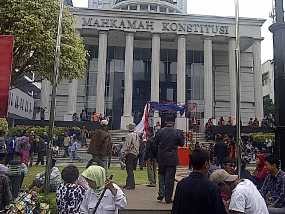 Massa Pendukung Para Cagub Banten Tumplek di MK