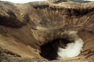 200 Anak Tangga Menuju Giant Black Hole