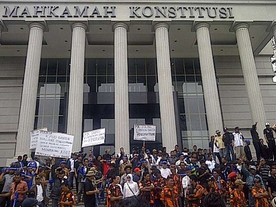 Pendukung Para Cagub Banten Tumplek di MK